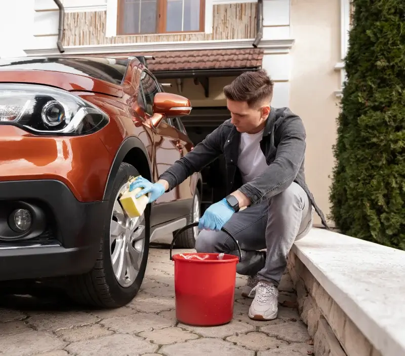 Lavage auto à domicile Saint-Rémy-de-Maurienne : professionnel intervenant sur un véhicule